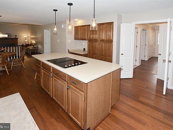 3rd image of 8112 Glenhurst Dr