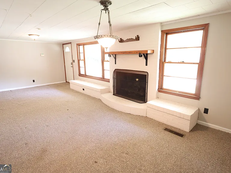 140 Bell Ave SE — Photo 3
