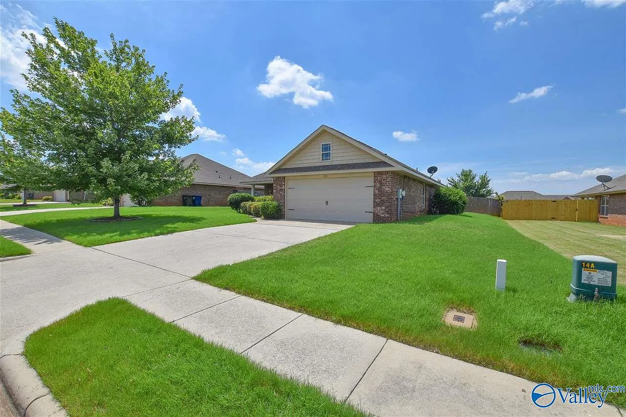 3 bed, 2.0 bath, 1956 sqft, $2,000 — Photo 3