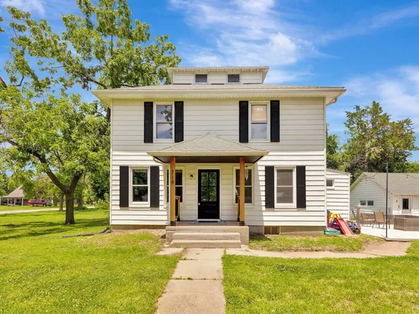 718 W 3rd St, Halstead, KS 67056