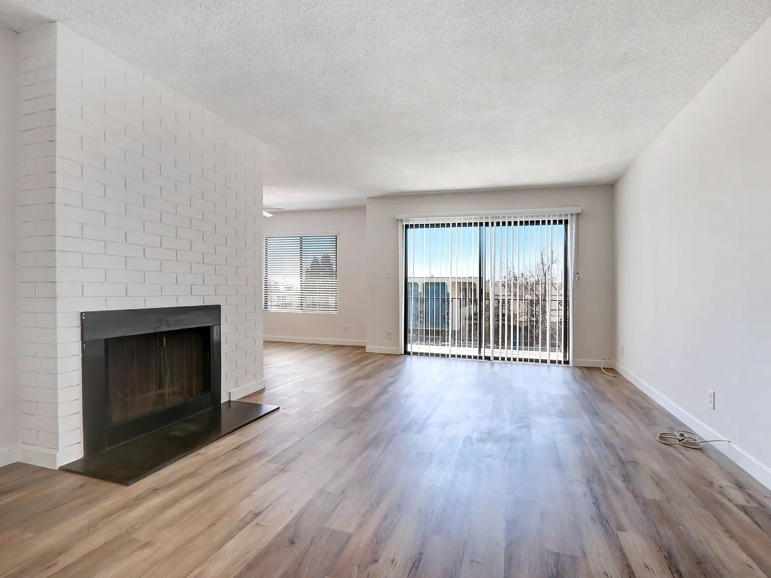 1306 Armacost Ave in prime West LA! Steps to Wilshire Blvd and Brentwood. — Photo 2