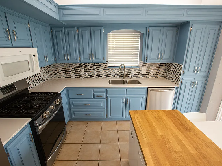 2208 NE 10th St — Photo 18