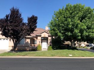 6126 N Alexis Dr, Fresno, CA 93722