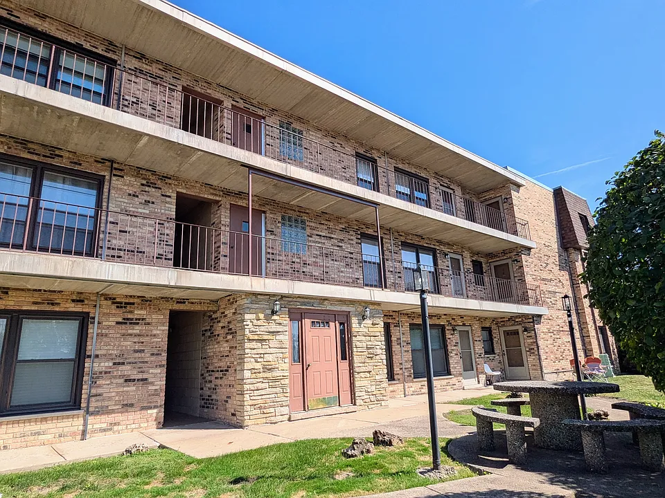 2610 Oakton St #5W