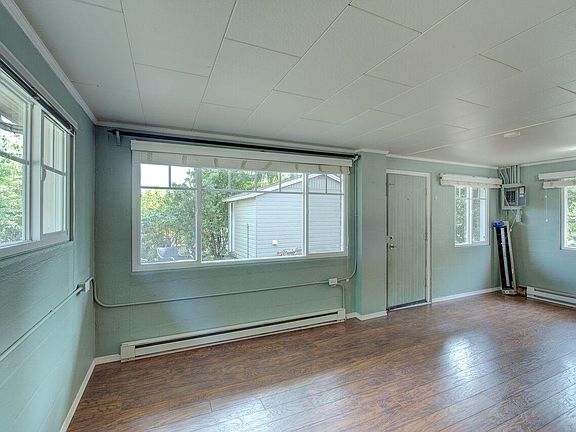 Large livingroom surronded by large picture windows.