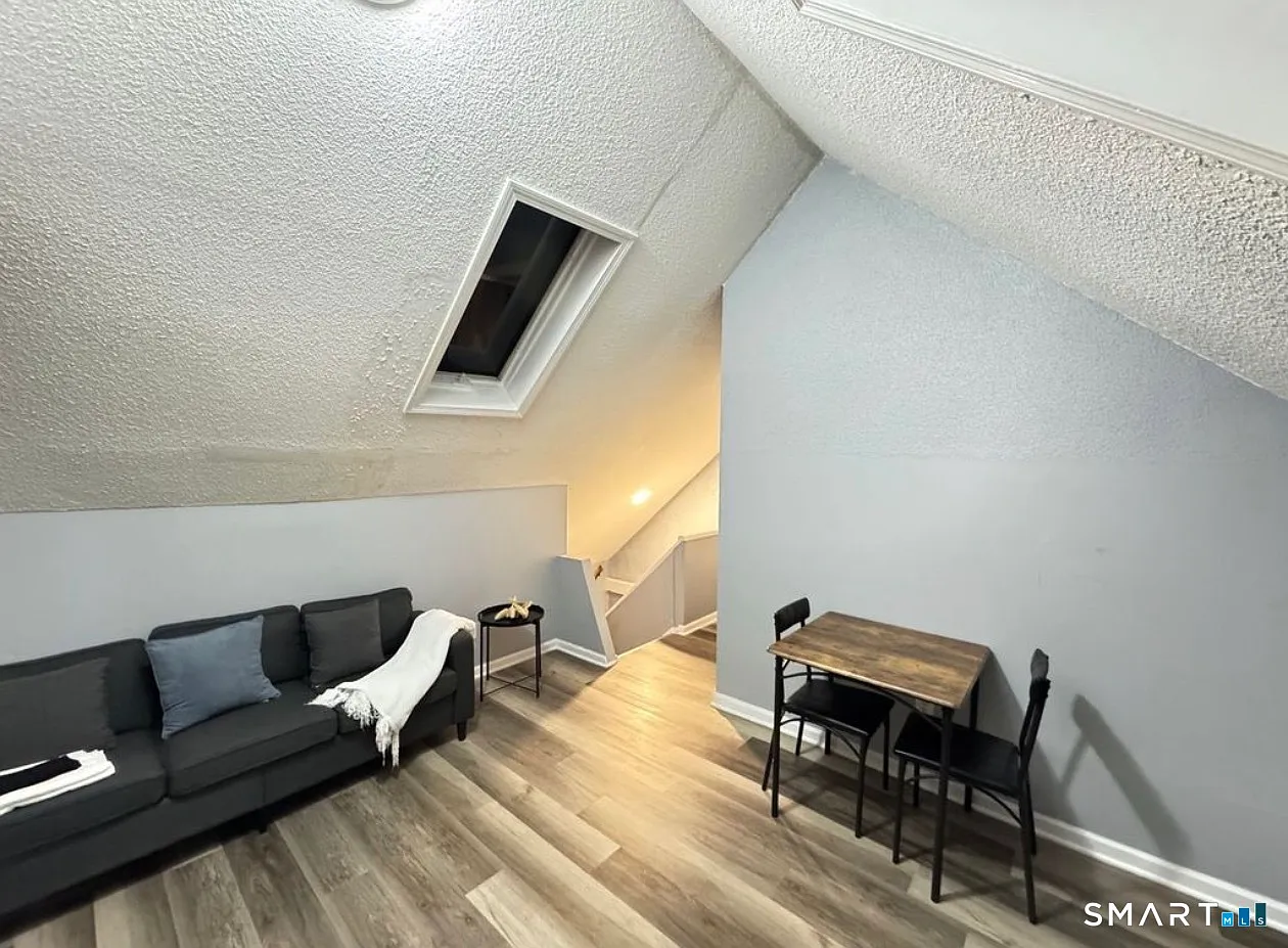 1 bed, 1.0 bath, 384 sqft, $1,700 — Photo 4