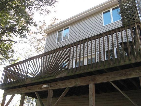 Secluded deck off rear of very large mbr