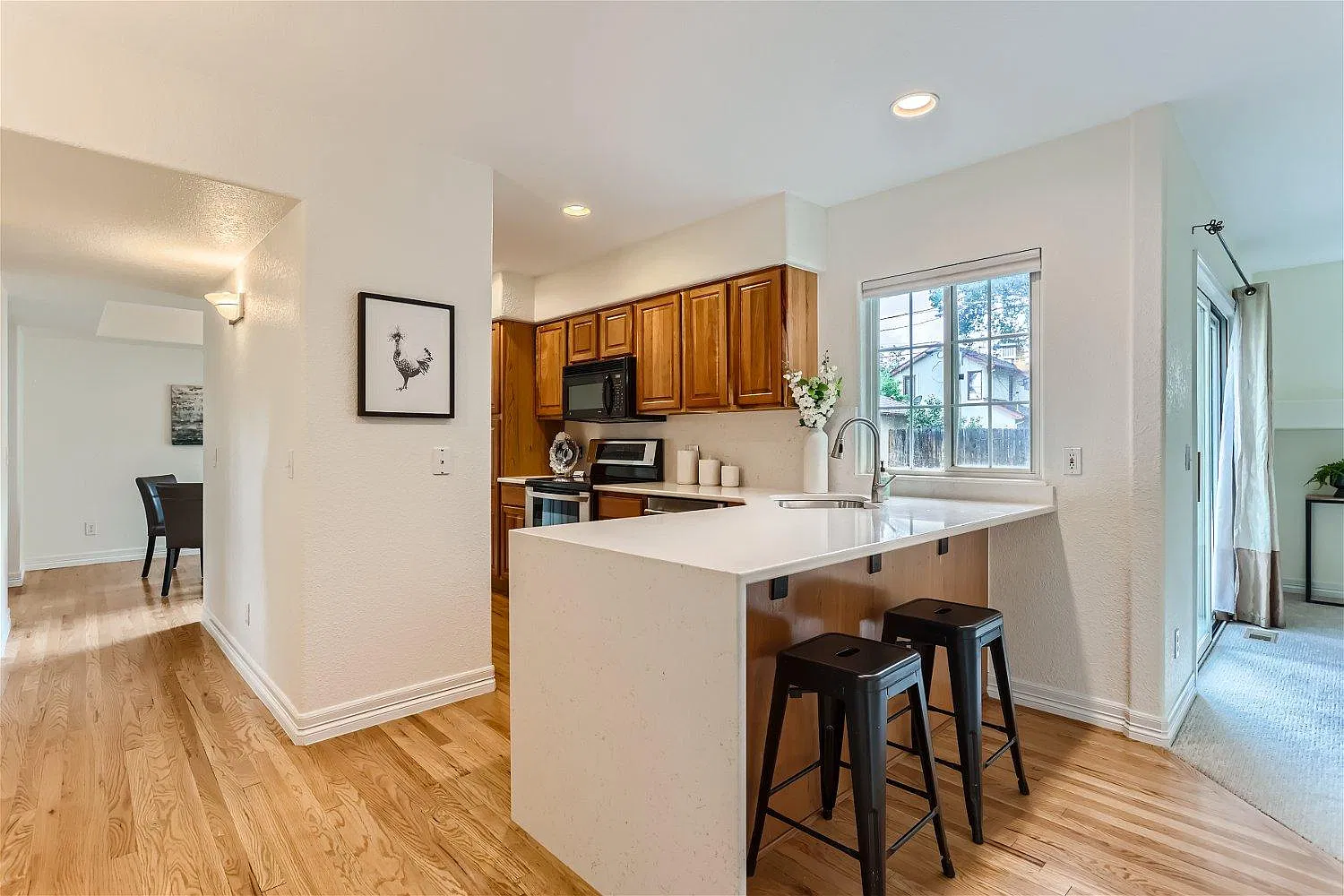 3 bed, 2.5 bath, 2012 sqft, $4,100 — Photo 2