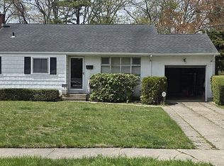 956 Thompson Dr, Bay Shore, NY 11706