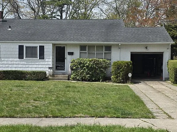 956 Thompson Dr, Bay Shore, NY 11706