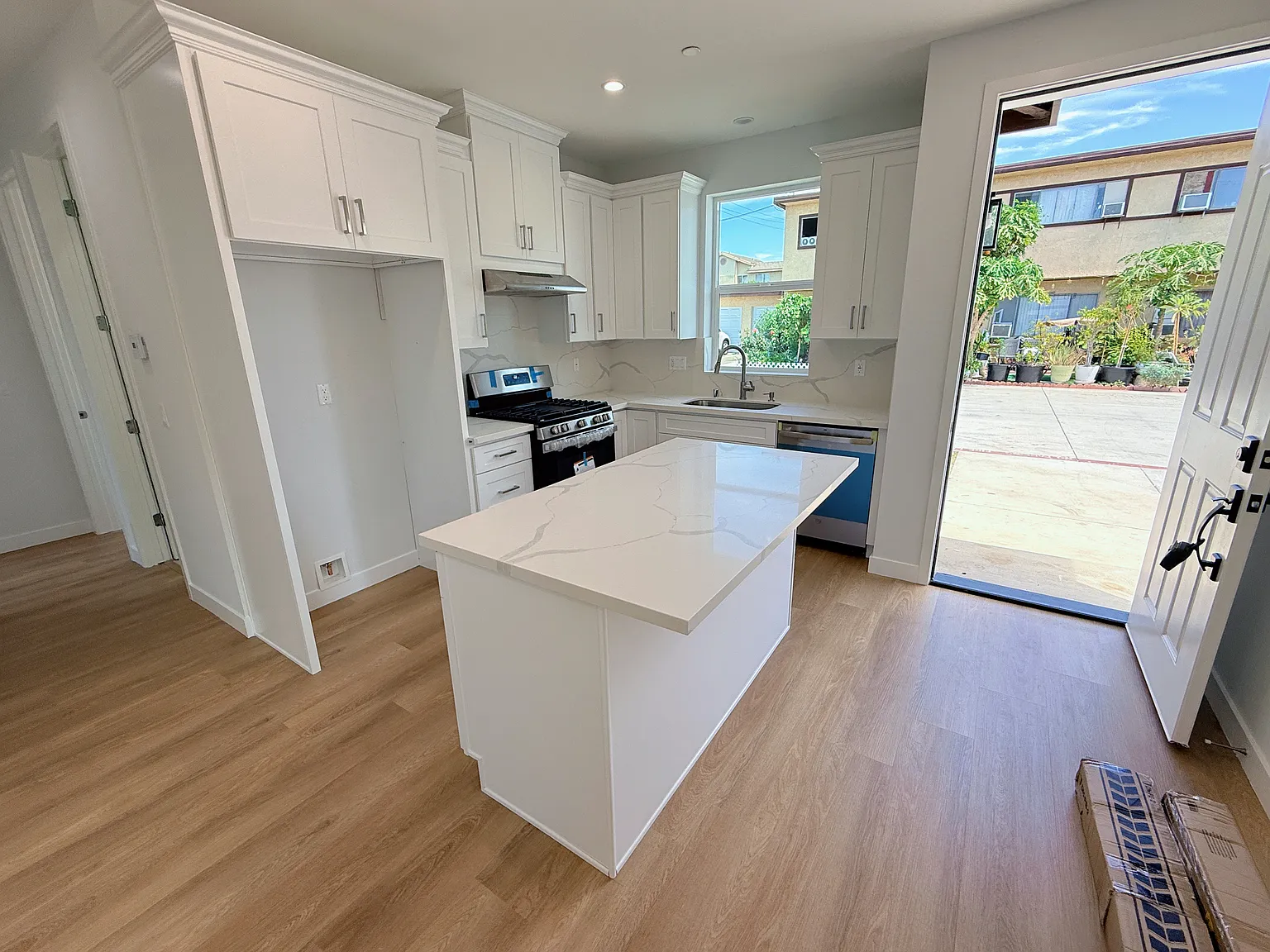 2 bed, 920 sqft, $2,400 — Photo 2