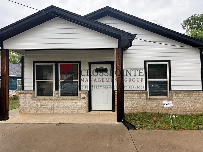 Photo 1 of 24 - 501 W Vance St - Tyler, TX Primary Photo - 501 W Vance St