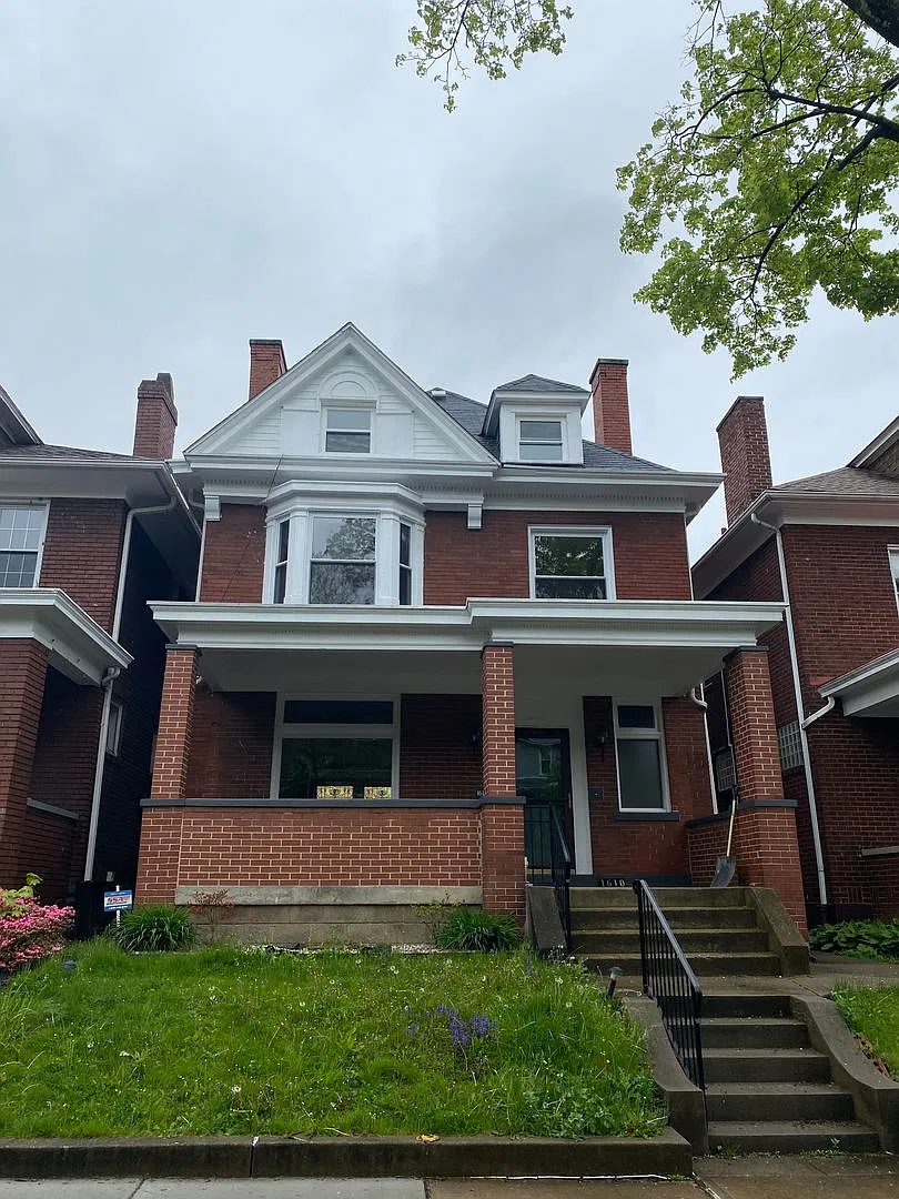 Modern 5 Bedroom In The Heart Of Morningside! Flexible Availability!! — Photo 1