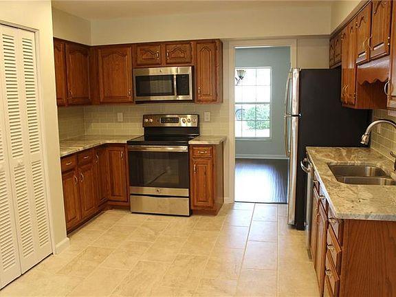 4th image of 150 Oak Sq S