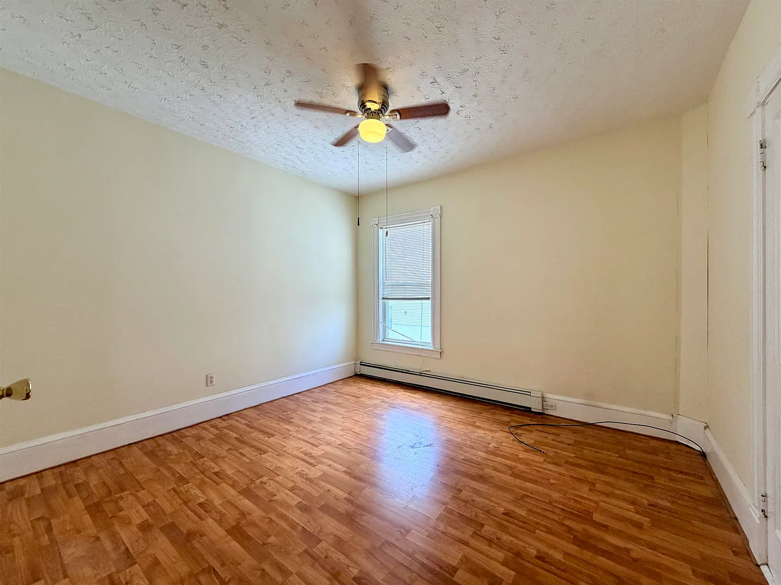 3 bed, 1.0 bath, 890 sqft, $2,100 — Photo 4