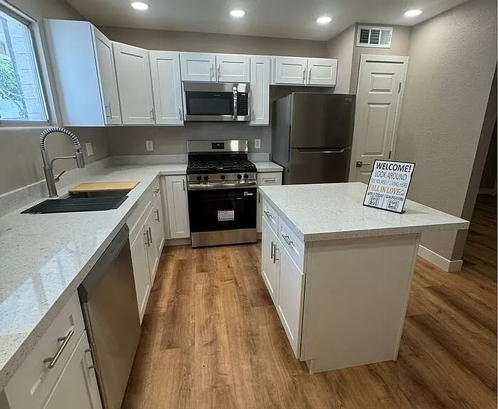 501 E Erie St #B — Photo 1
