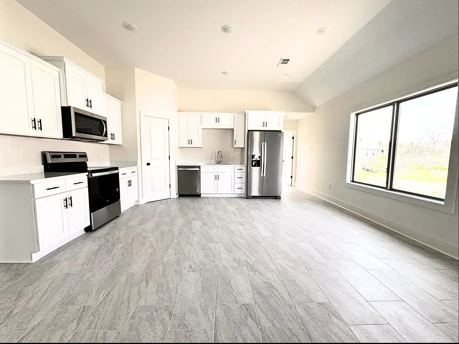 4 bed, $2,200 — Photo 3