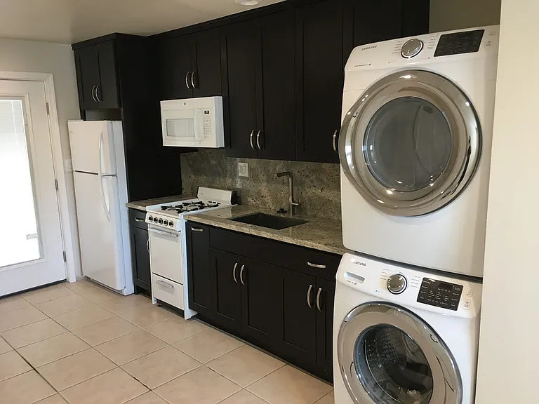 204 Gilbert Dr — Photo 2
