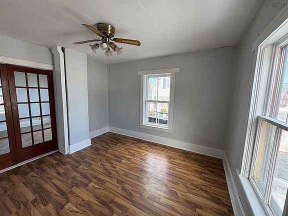 4th image of 180 Rutherford St