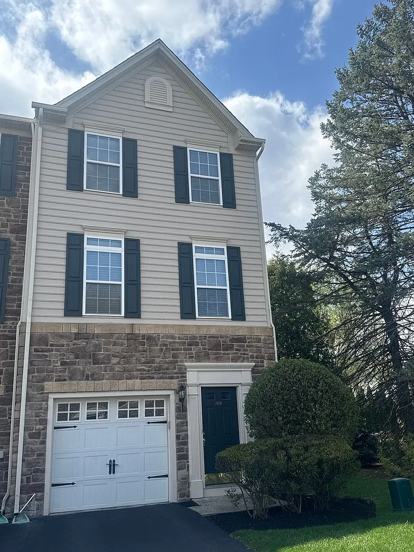Stylish End-Unit Townhome on Oakridge Lane Hellertown, PA — Photo 1