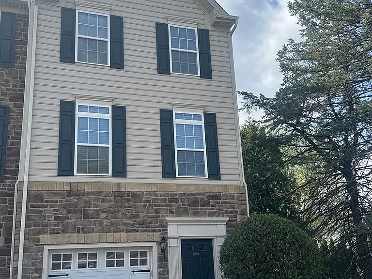 1600 Oakridge Ln — Photo 1