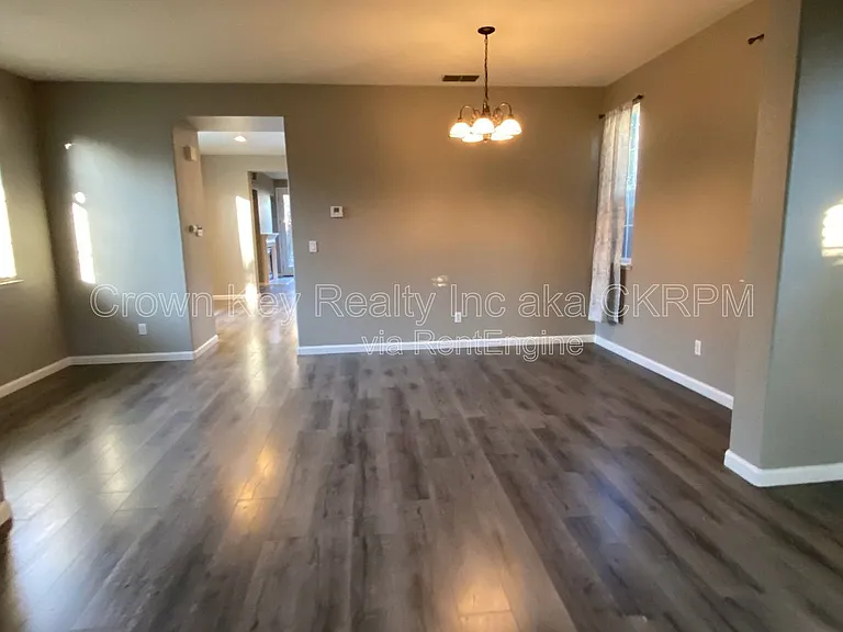 352 Goodall Dr — Photo 4