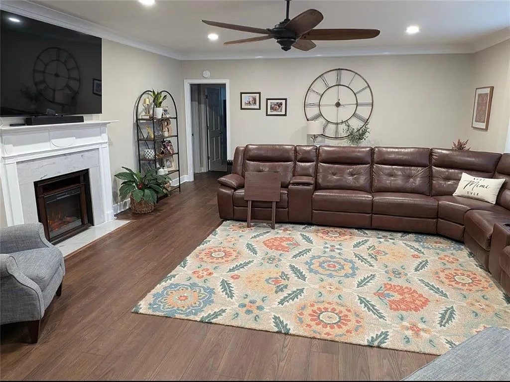 4 bed, 4.5 bath, 2406 sqft, $2,700 — Photo 2