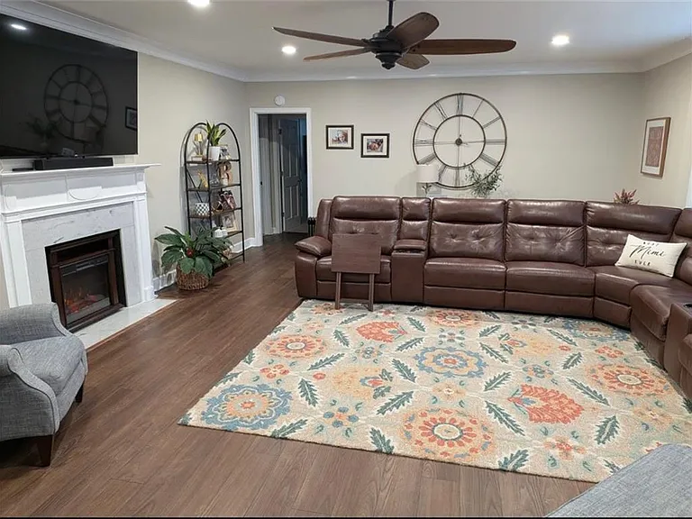 220 Dixie Dr — Photo 2