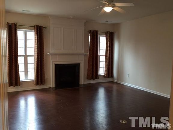 5th image of 300 Dyersville Dr
