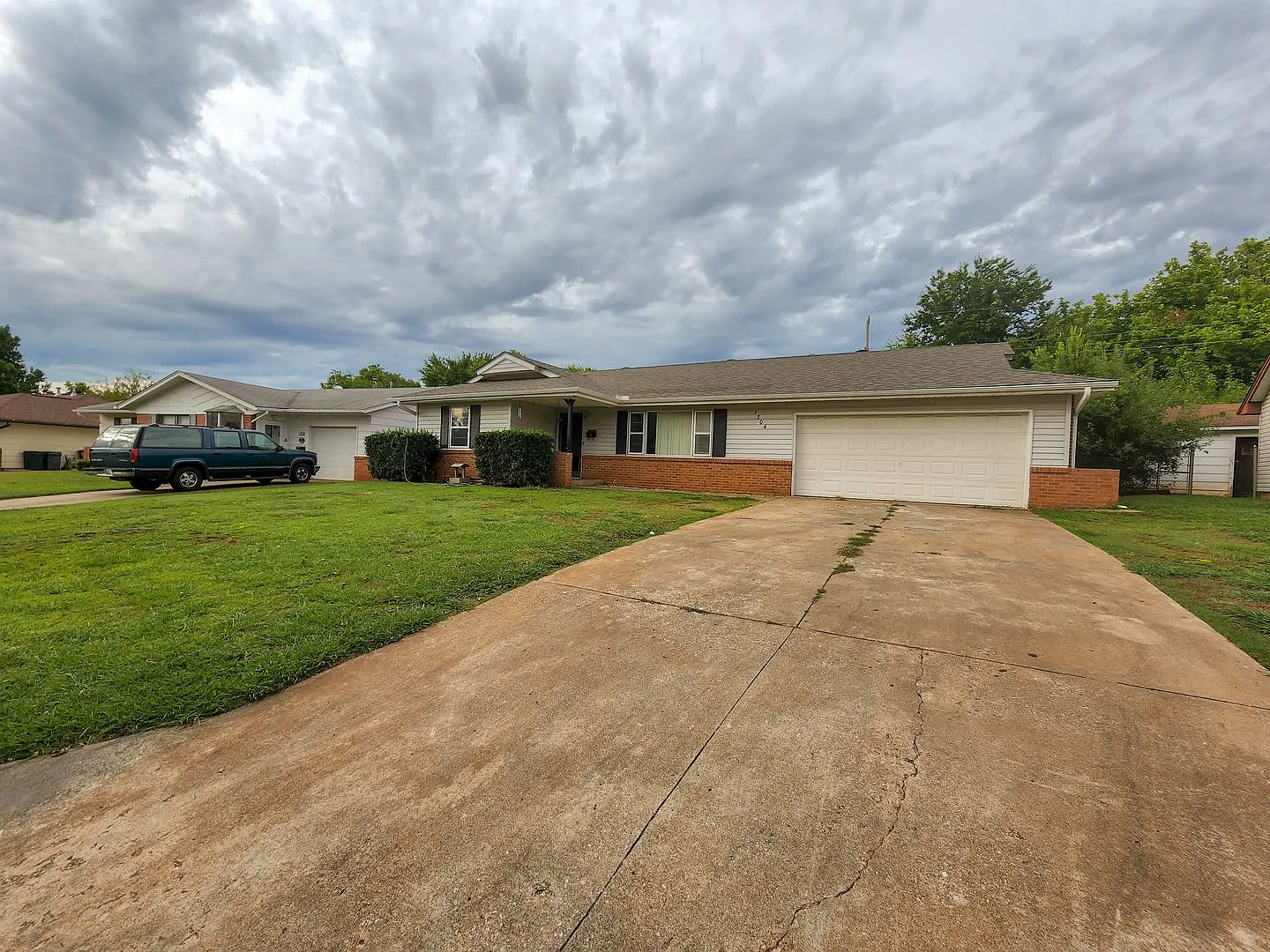 3 bed 1 bath home with 2 car garage! — Photo 3