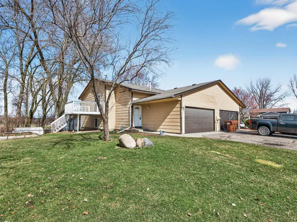 7073 17th St N, Oakdale, MN 55128