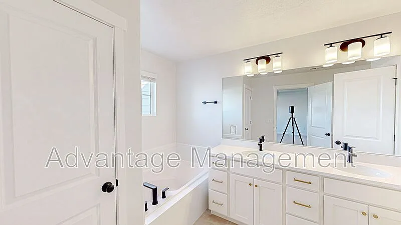 3 bed, 2.5 bath, 1763 sqft, $2,095 — Photo 3