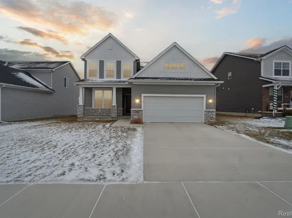 190 Sawgrass Dr, Howell, MI 48843
