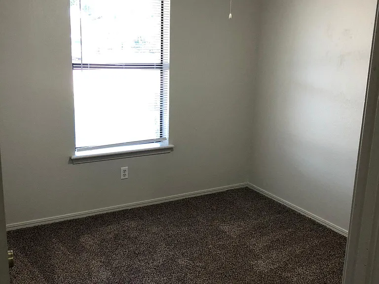 301 W Chantilly Way — Photo 12