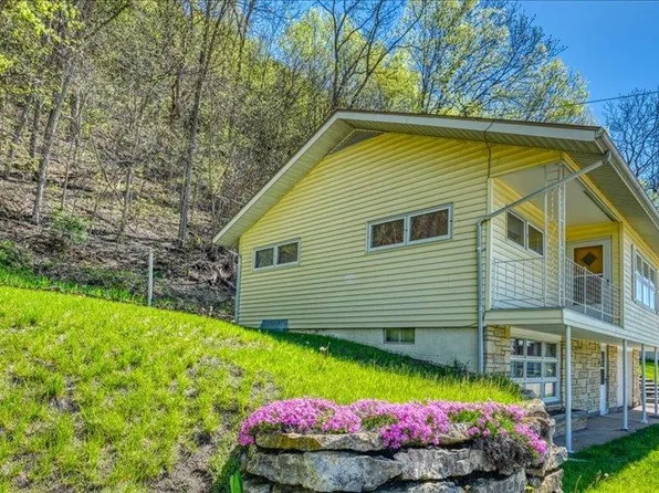 321 E Bluff St, Cassville, WI 53806