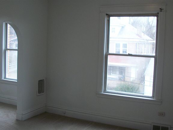 3rd image of 910 Rossmore Ave