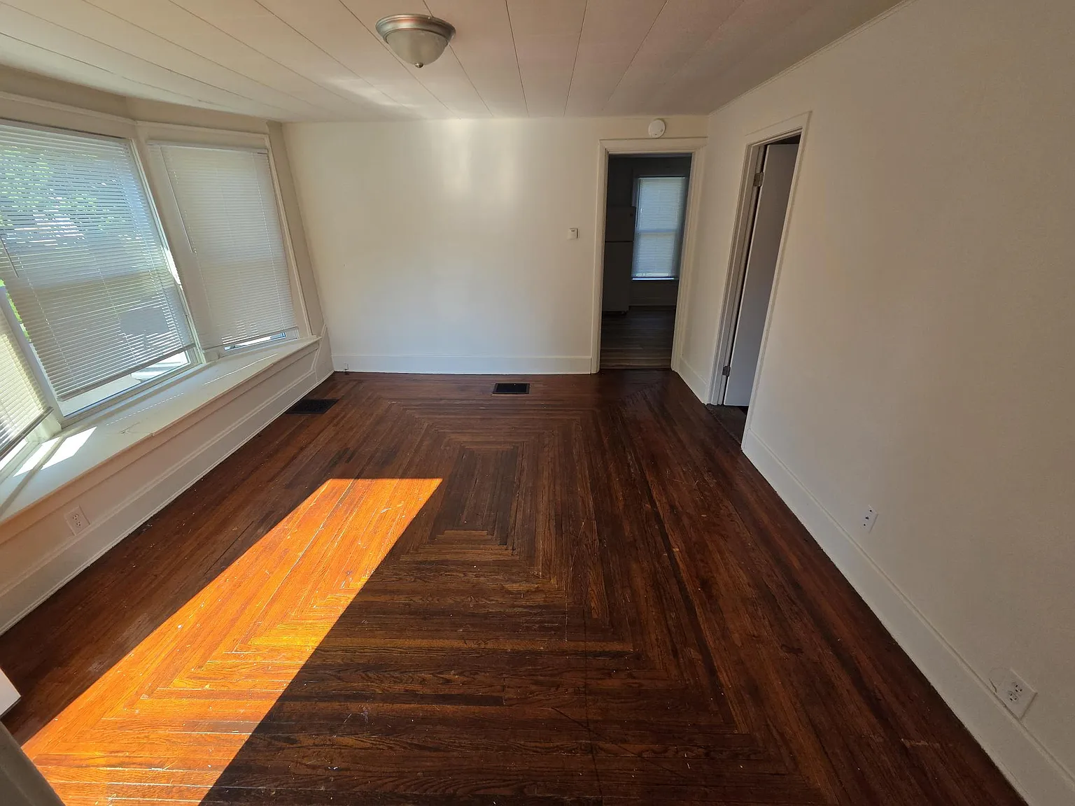 2 bed, 926 sqft, $1,045 — Photo 2
