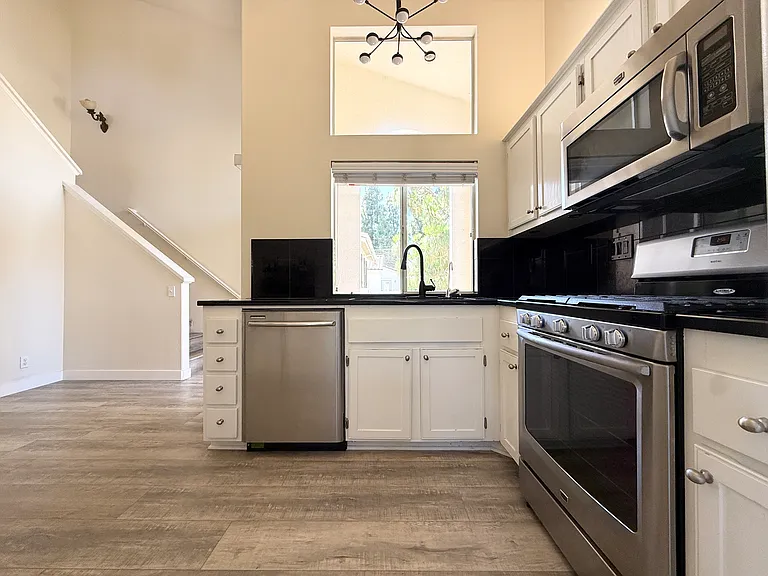 801 Maplewood — Photo 12