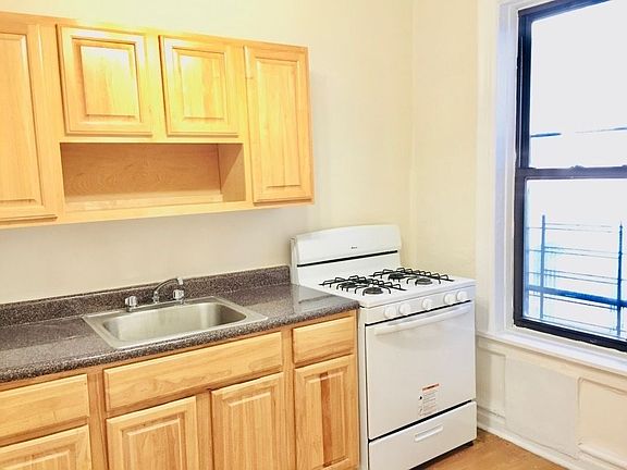 2nd image of 324 Montgomery St #B11