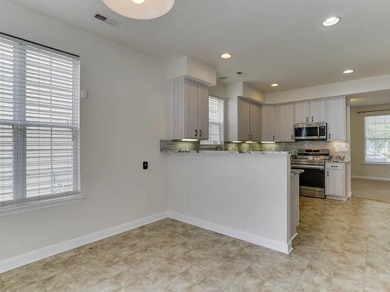 528 Normandy St — Photo 21