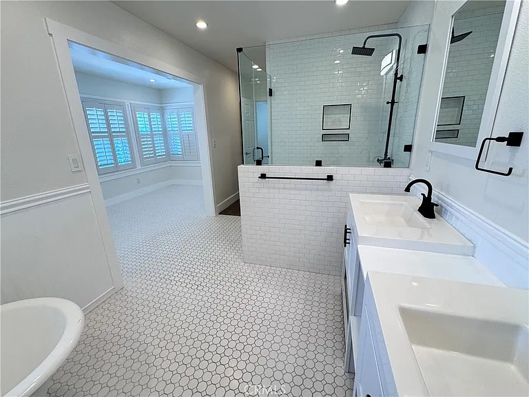 2716 S La Salle Ave — Photo 33