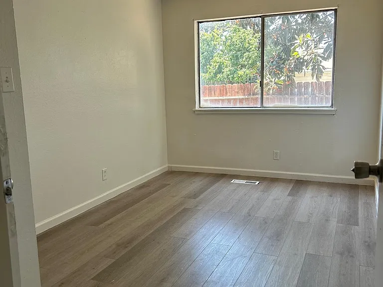 102 E Dakota Ave #B — Photo 6