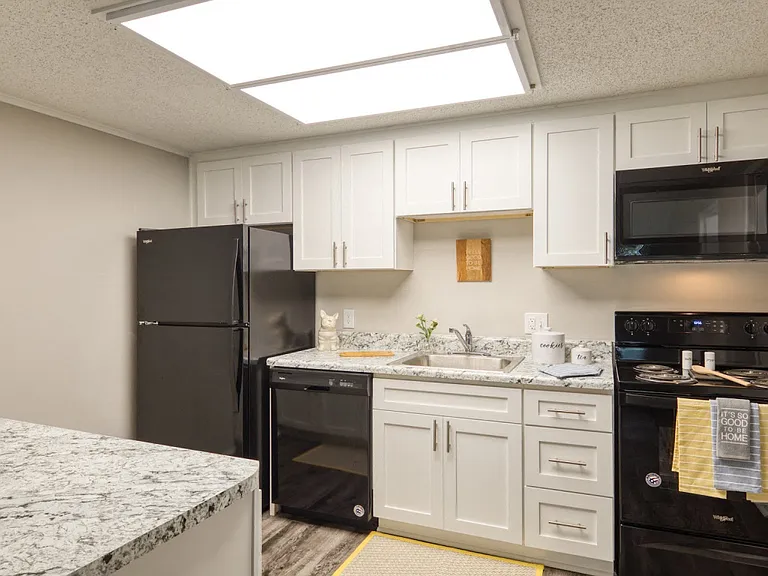 Sea Pines Apartments — Photo 11