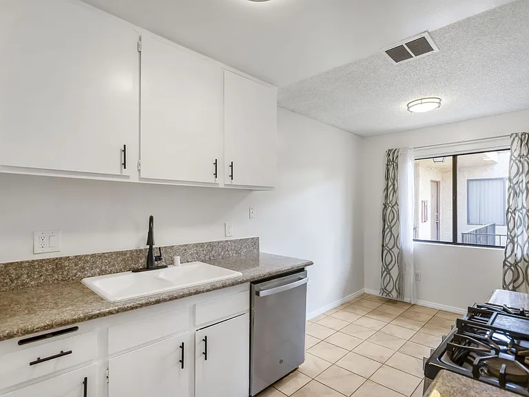 Chatsworth Rent This Now — Photo 12