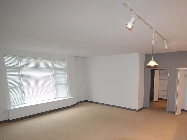 33 South Third — Photo 23