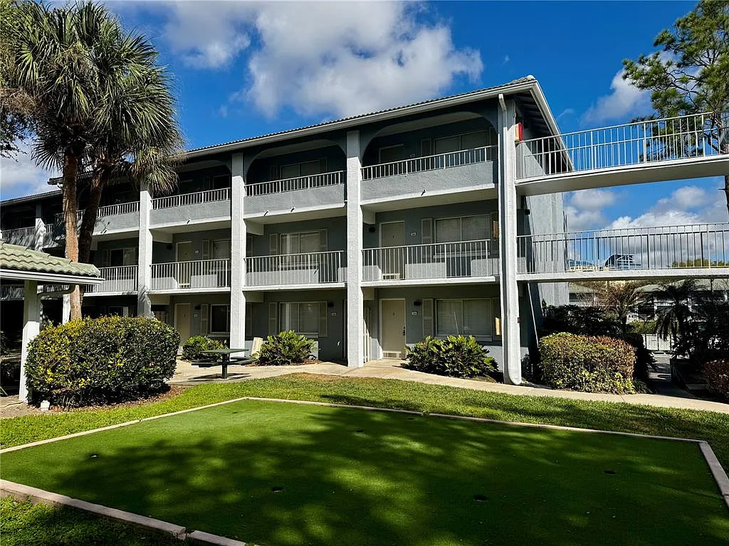 2 bed, 2.0 bath, 992 sqft, $1,600 — Photo 2