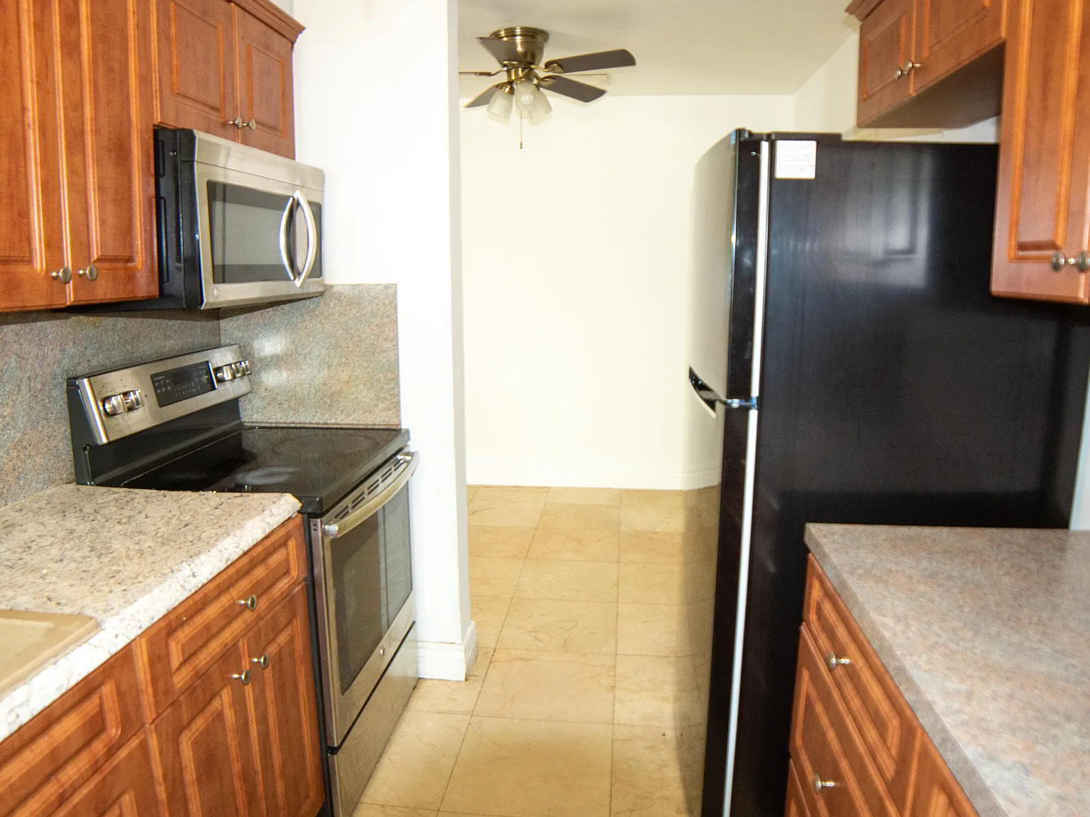 3 bed, 2.0 bath, 1020 sqft, $3,000 — Photo 4