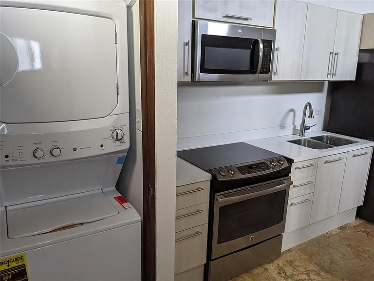 253 Luna #2-B — Photo 15