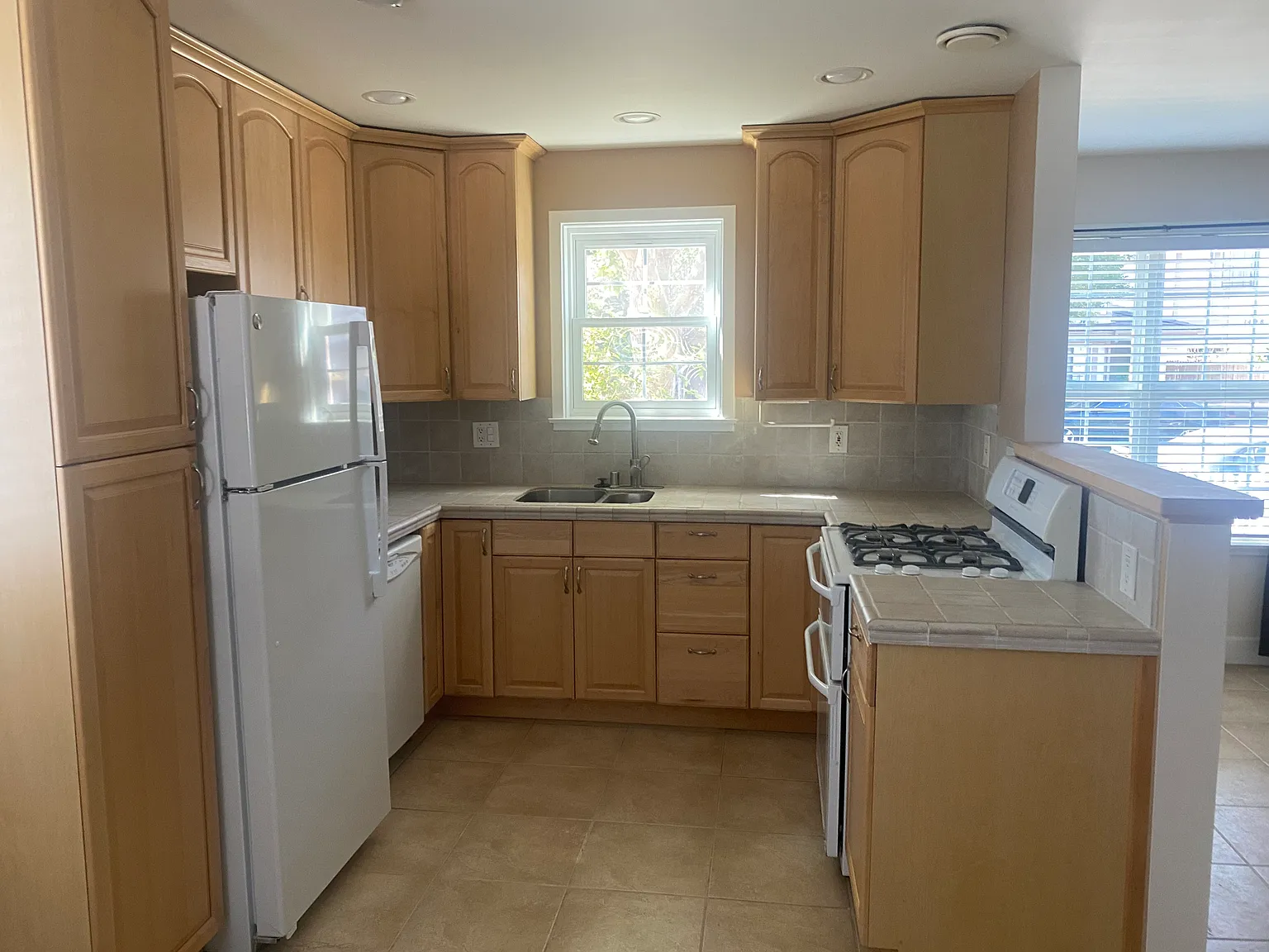 3 bed, 1250 sqft, $4,000 — Photo 3