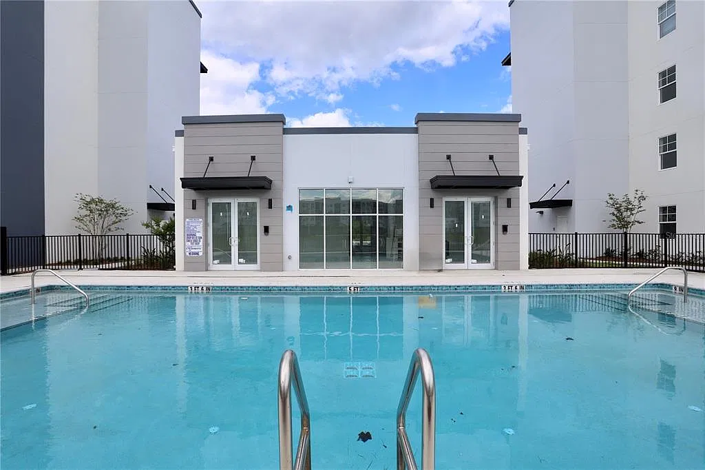 3 bed, 2.0 bath, 1147 sqft, $2,400 — Photo 2